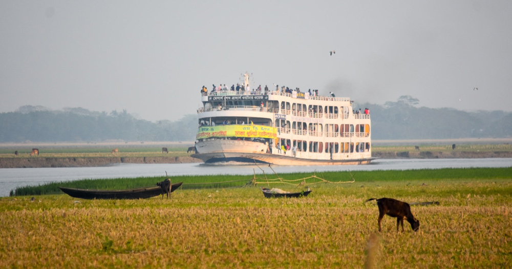 launch মৈনট-চর ভদ্রাসন নৌপথে