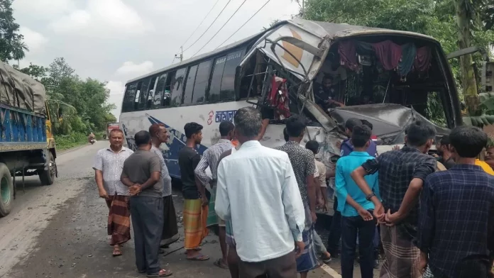 টাঙ্গাইলে বাসের চাপায় অটোরিকশার দুই আরোহী নিহত, আহত ৪