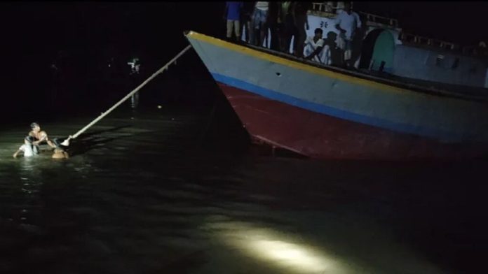 মুন্সিগঞ্জে বাল্কহেডের ধাক্কায় ট্রলার ডুবি; ৮ লাশ উদ্ধার