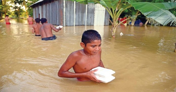 বন্যাদুর্গত এলাকায় ত্রাণের অপেক্ষায় বানভাসিরা, বিশুদ্ধ পানির সংকট