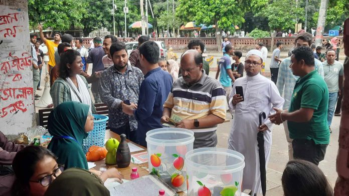 টিএসসিতে পঞ্চম দিনের মতো চলছে গণত্রাণ সংগ্রহ