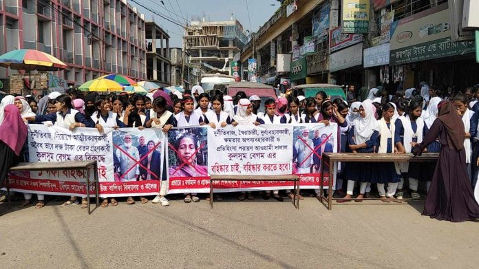 দোহারে প্রধান শিক্ষকের বিরুদ্ধে শিক্ষার্থীদের আন্দোলন