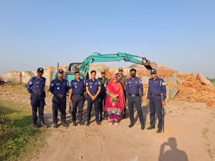 দোহারে অবৈধ ইটভাটায় অভিযান, চিমনি গুঁড়িয়ে কার্যক্রম বন্ধ