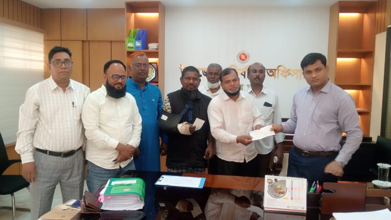 দোহার লটাখোলা নতুন বাজারে অগ্নিকাণ্ডে ক্ষতি প্রায় ৫০ লাখ টাকা, ক্ষতিগ্রস্তদের তাৎক্ষণিক সহায়তা