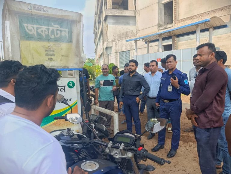 দোহারে তেলের পাম্পে প্রশাসনের নজরদারি, সরেজমিনে সহকারী কমিশনার (ভূমি)