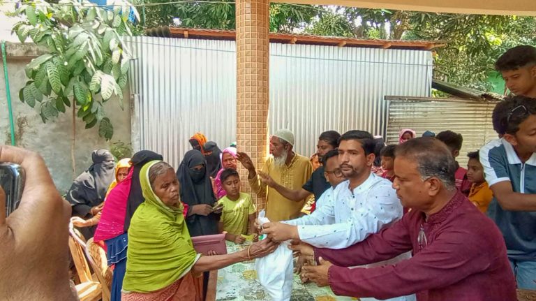 দোহারে অসহায়দের মাঝে ঈদ উপহার বিতরণ, পাশে “আলোর দিশারী ডি.এন. ফাউন্ডেশন”