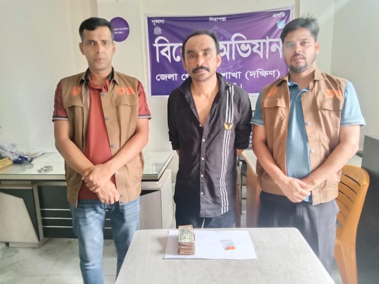 কেরানীগঞ্জে ইয়াবা ও নগদ টাকাসহ মাদক ব্যবসায়ী গ্রেফতার