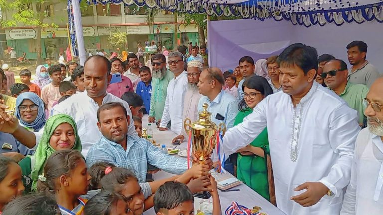 নবাবগঞ্জে প্রাথমিক বিদ্যালয় গোল্ডকাপ ফুটবলের ফাইনালে টাইব্রেকারে চোকরিয়ার বাজিমাত: নতুন বান্দুরাকে হারিয়ে চ্যাম্পিয়ন চোকরিয়া বালিকা দল”