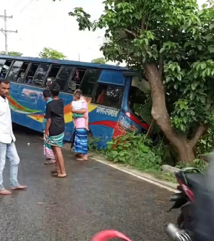 অল্পের জন্য রক্ষা: ঢাকাগামী নগর পরিবহন বাস খাদে, বড় দুর্ঘটনা এড়ানো গেল