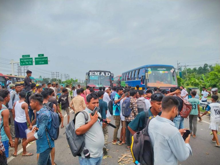 কারারক্ষী নিয়োগে অনিয়মের অভিযোগে ঢাকা-মাওয়া মহাসড়ক অবরোধ, তীব্র যানজট