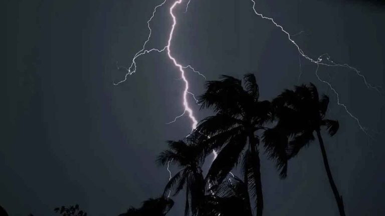 রাতের মধ্যে ১৮ অঞ্চলে ৬০ কিমি বেগে ঝড়ের আভাস