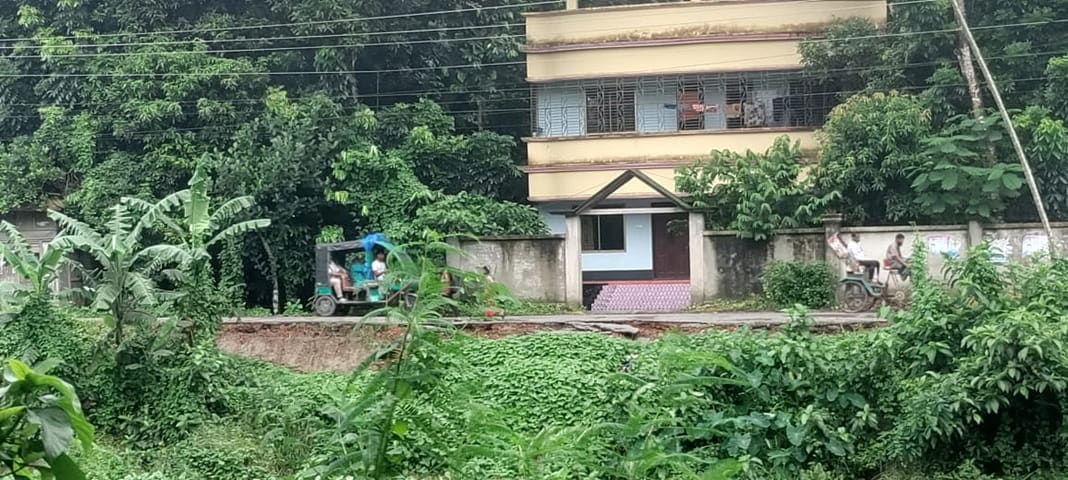 মইতপাড়ায় সড়ক ধস